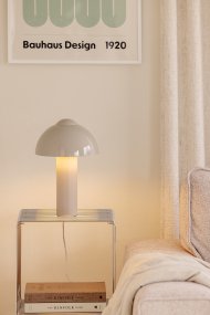 Buddy 36cm Zand Van Globen Lighting - De matte lampenvoet en bovenkant contrasteren met een hoogglans lampenkap.