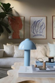 Buddy 36cm Lichtblauw Van Globen Lighting - De matte lampvoet en -bovenkant contrasteren met een hoogglans lampenkap.