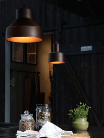 Solo Ø13cm Bruin raamlamp Van PR Home - Solo is een eenvoudige metalen raamlamp met een minimalistisch design.