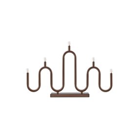 Noel 5 Bronzen Van Globen Lighting - Het zachte, golvende ontwerp is gemaakt van metalen buizen die met de hand op verschillende niveaus zijn gebogen en biedt een moderne interpretatie van de klassieke adventskaarsenhouder.