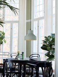 Solo Ø26 Grijs hanglamp Van PR Home - Hoogglans grijze buitenafwerking en matgrijs; binnen.