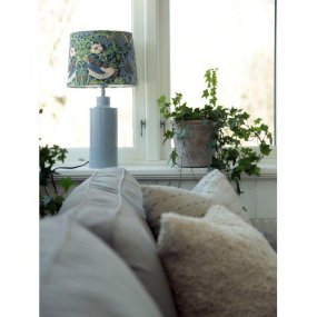 Solo 48cm Blauw tafellamp Van PR Home - De Solo lampenvoet in hoogglans blauw wordt gecombineerd met een cilindervormige lampenkap met patroon voor een elegante en moderne uitstraling.