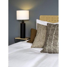 Solo 65cm Zwart en wit tafellamp Van PR Home - De Solo lampenvoet in matzwart wordt gecombineerd met een cilindrische witte lampenkap voor een stijlvolle en moderne uitstraling.