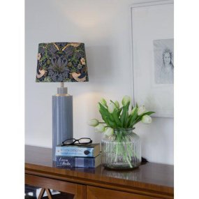 Solo 58cm Blauw tafellamp Van PR Home - De Solo lampenvoet in hoogglans blauw wordt gecombineerd met een cilindervormige lampenkap met patroon voor een elegante en moderne uitstraling.