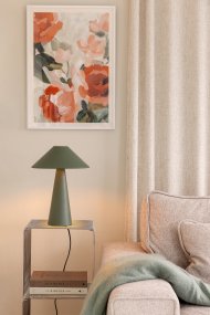 Cannes 40cm Mosgroen tafellamp Van Globen Lighting - Cannes is gebaseerd op een evenwicht van geometrische vormen in een minimalistisch en stijlvol design dat in veel omgevingen past.