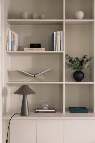 Cannes 40cm Mokka tafellamp Van Globen Lighting - Cannes is gebaseerd op een evenwicht van geometrische vormen in een minimalistisch en stijlvol design dat in veel omgevingen past.