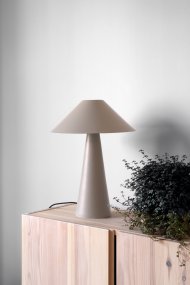 Cannes 40cm Beige tafellamp Van Globen Lighting - Cannes is gebaseerd op een evenwicht van geometrische vormen in een minimalistisch en stijlvol design dat in veel omgevingen past.