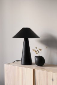 Cannes 40cm Zwart tafellamp Van Globen Lighting - Cannes is gebaseerd op een evenwicht van geometrische vormen in een minimalistisch en stijlvol design dat in veel omgevingen past.