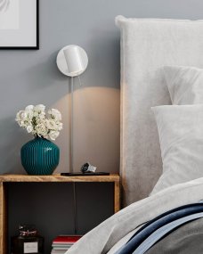 Correct Wit leeslamp Van By Rydéns - De Correct wandlamp is een stijlvolle en minimalistische wandlamp met een verstelbare kop waarmee u de lichtbundel eenvoudig kunt aanpassen.