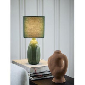 Uno 37cm Groente tafellamp Van PR Home - Den mattgr&ouml;na lampfoten av keramik i kombination med den gr&ouml;na lampsk&auml;rmen bidrar med en harmonisk k&auml;nsla till rummet.