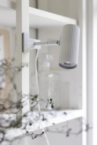 Hubble Wit klemlamp Van Globen Lighting - De kap is in hoogte en zijwaarts kantelbaar, waardoor hij praktisch is op een boekenplank of aan een hoofdeinde.