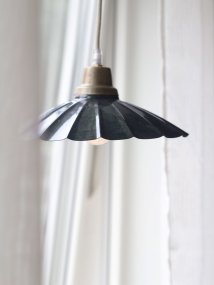 Ester Ø24 Blauw raamlamp Van PR Home - Wordt geleverd met een 3,5 meter lang linnenkleurig textielsnoer en een stekker.
