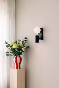 Doppio 25cm Zwart leeslamp Van Globen Lighting - De lamp biedt zowel gericht licht met de spot als sfeerverlichting met de glazen kap.