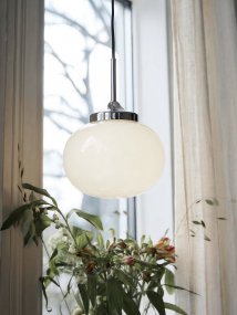Elsy Ø18 Wit raamlamp Van PR Home - De met de hand afgewerkte glazen kap in een zachtwitte tint geeft elke lamp een uniek karakter, terwijl de verchroomde metalen details een stijlvol contrast cre&euml;ren.
