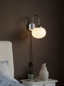 Elsy 30cm Wit leeslamp Van PR Home - De met de hand afgewerkte glazen kap in een zachtwitte tint geeft elke lamp een uniek karakter, terwijl de verchroomde metalen details een stijlvol en exclusief contrast cre&euml;ren.