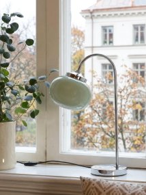 Elsy 50cm Groente tafellamp Van PR Home - De handgemaakte glazen kap in een zachte saliegroene tint geeft elke lamp een uniek karakter, terwijl de verchroomde metalen details een stijlvol en tijdloos geheel vormen.