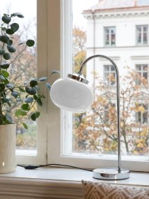 Elsy 50cm Wit tafellamp Van PR Home - De handgemaakte glazen kap in een zachtwitte tint geeft elke lamp een uniek karakter, terwijl de verchroomde metalen details een stijlvol en tijdloos geheel vormen.