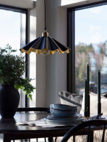 Aira Ø40 Zwart Van PR Home - De Aira plafondlamp heeft een matzwarte afwerking met een messingkleurige binnenkant.