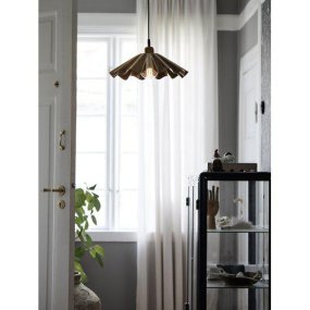 Aira Ø40 Messing hanglamp Van PR Home - De gebrande messing afwerking zorgt voor een warme en gezellige gloed.