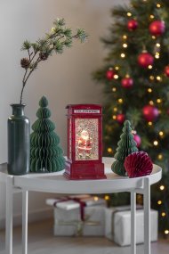 Watergevulde lantaarn Telefooncel ROOD Van Konstsmide - De met water gevulde lantaarn in de vorm van een telefooncel is een sfeervolle kerstdecoratie met een charmante kerstman in een klassieke rode telefooncel.