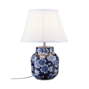 Fanny 47cm Blauw tafellamp Van PR Home - I kombination med den veckade textilsk&auml;rmen bidrar lampan med en tidl&ouml;s elegans till rummet.