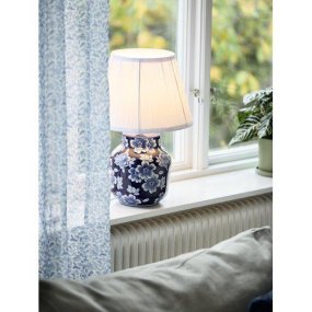 Fanny 47cm Blauw tafellamp Van PR Home - I kombination med den veckade textilsk&auml;rmen bidrar lampan med en tidl&ouml;s elegans till rummet.