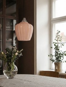 Amalfi Ø25 Abrikoos hanglamp Van PR Home - Het geribbelde glas in een warme abrikooskleur geeft de lamp een zachte en decoratieve uitstraling, terwijl het chroomkleurige detail een stijlvol contrast creëert.