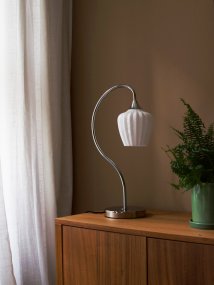Amalfi 50cm Wit tafellamp Van PR Home - De gaasvormige kap verspreidt een aangenaam licht en maakt van Amalfi een decoratieve tafellamp die bijvoorbeeld mooi staat op een bijzettafel, bureau of nachtkastje.