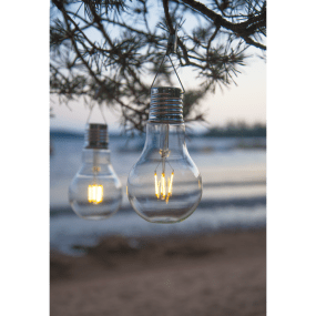 Fille Transparant solarlamp Van Star Trading - Cre&euml;er een gezellige sfeer in de tuin of op het balkon met deze hangende solar decoratie in de vorm van een klassieke gloeilamp.