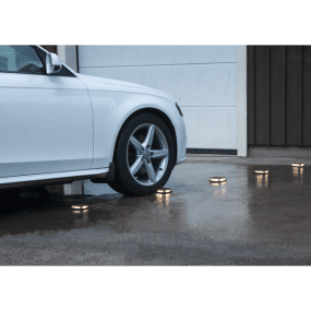 Driveway Zwart solarlamp Van Star Trading - De lamp geeft na zonsondergang een koud, wit licht af, doordat hij overdag door zonlicht is opgeladen.