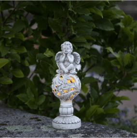 Angel Grijs solarlamp Van Star Trading - De ingebouwde verlichting verspreidt een zachte, warmwitte gloed die een kalme en uitnodigende sfeer cre&euml;ert wanneer het donker wordt.