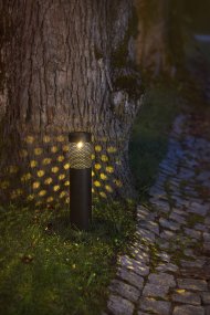 Blace Zwart solarlamp Van Star Trading - De zwarte solar bolderlamp is een decoratieve en stijlvolle verlichting voor tuinen en paden.