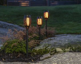 Flame Mini 3-p Zwart solarlamp Van Star Trading - 3 stuks mini-zonnefakkels met dansende gele vlam.