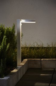 Vidi Wit solarlamp Van Star Trading - Zonne-energie verlichting voor looppaden die de zonnepaal 's nachts en via bewegingsdetectie 25 seconden lang met 500 lumen verlicht en daarna teruggaat naar 70 lumen constant licht.