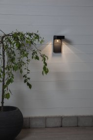 Vici Zwart solarlamp Van Star Trading - De lamp schakelt automatisch in via een bewegingssensor en geeft ongeveer 25 seconden lang 300 lumen licht, waarna hij overschakelt naar een constant licht van 30 lumen en vervolgens weer uitgaat.