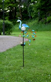 Peacock Multifunctioneel solarlamp Van Star Trading - Deze stijlvolle decoratie met zonnecel in de vorm van een paard is een kleurrijke blikvanger in de tuin.