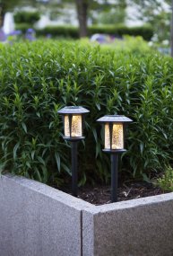 Monaco 2 Stuks Zwart solarlamp Van Star Trading - De lampjes laden overdag op door de zon en gaan automatisch aan als het donker wordt, voor eenvoudige en energiezuinige buitenverlichting.