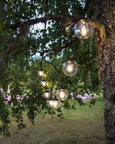 Globe Zwart solarlamp Van Star Trading - Het paneelgedeelte zelf is met een kabel van 170 cm vanaf de laatste bol bevestigd, hierdoor kan het paneel eenvoudig in direct zonlicht worden geplaatst, wat nodig is om de meegeleverde batterij op te laden.