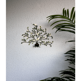 Tree of life Groente solarlamp Van Star Trading - Op zonne-energie werkende wanddecoratie in de vorm van de Levensboom, gemaakt van metaal met decoratieve groene bladeren.