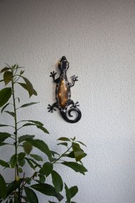 Gecko Zwart solarlamp Van Star Trading - De Gecko solar decoratie is een unieke en decoratieve wandlamp in de vorm van een hagedis.