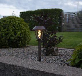 Fergus Bruin solarlamp Van Star Trading - Plaats de looppadverlichting op een plek waar de zon er goed bij kan.