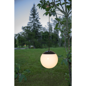Globus Wit solarlamp Van Star Trading - Globus is een stijlvolle hangende solar lamp gemaakt van wit PS die eenvoudig op te hangen is met de meegeleverde ketting en clip.