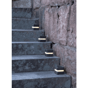 Stonecube 2 Stuks Grijs solarlamp Van Star Trading - Gemaakt van polyhars met een donkerbruin-grijze afwerking die op steen lijkt.