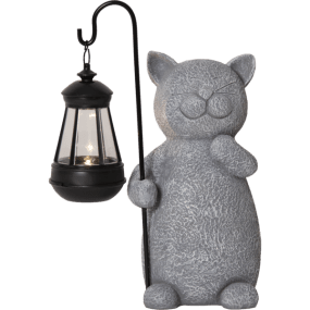 Smilla Grijs solarlamp Van Star Trading - Een kat houdt een lantaarn vast die een gezellig, warm wit licht uitstraalt.