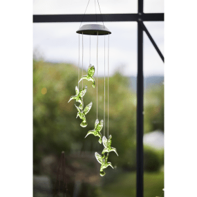 Kolibri Groente solarlamp Van Star Trading - Overdag fungeert het als kleurrijke decoratie en in het donker lichten de vogels op met een zachte witte gloed.
