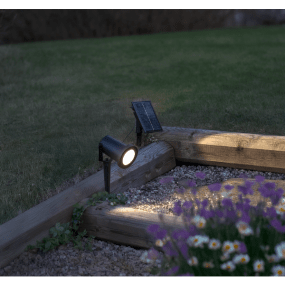 Powerspot Zwart solarlamp Van Star Trading - Het paneel zelf heeft een kabel van 2 meter, waardoor het gemakkelijk is om het paneel in direct zonlicht te plaatsen, wat nodig is om de batterijen op te laden.