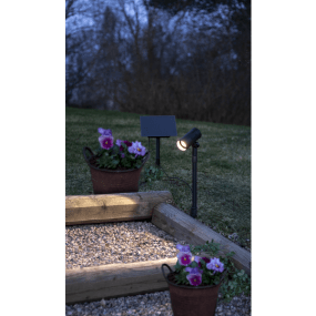 Powerspot Zwart solarlamp Van Star Trading - De schijnwerper met grondpen en lange kabel naar het paneel maakt het gemakkelijk om hem in direct zonlicht te plaatsen, wat nodig is voor het opladen van de batterijen.