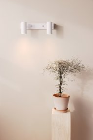 Hubble Wit leeslamp Van Globen Lighting - Wandlamp Hubble is een moderne wandlamp met twee buisvormige en gecanneleerde kappen van metaal.