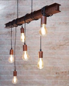 Townshend 100cm Bruin hanglamp Van Eglo - De lamp heeft een unieke en stijlvolle uitstraling dankzij de zes zichtbare lichtbollen die aan een bruin stalen frame en zwarte kabels hangen.
