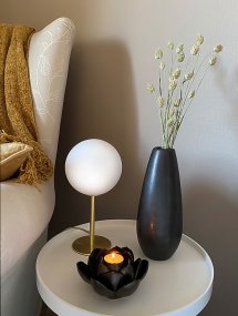 Molekyl 27cm Mat messing tafellamp Van Aneta Lighting - Het moderne design van de lamp en de stijlvolle voet in mat messing maken het een ideaal detail aan de muur.